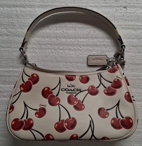 Borsa a tracolla nuova con etichette ~ 🍒Coach CZ774 Teri con stampa ciliegia SV/Chalk Multi - Foto 1 di 9