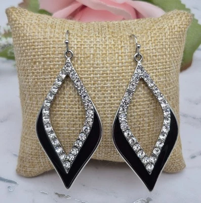 Pendientes colgantes perforados tono plata esmalte negro y diamantes de imitación Foto 1 de 4