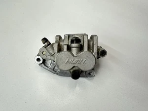 03 04 PINZA DE FRENO DELANTERA Y MONTAJE YAMAHA YZ 125 250 YZ250F YZ450F WR250F WR450F - Imagen 1 de 7