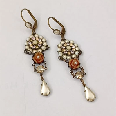 Brincos longos Michal Negrin pérola cristal gota de rosa estilo vintage boho romântico - Imagem 1 de 4