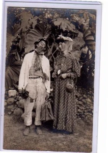 Cartolina fotografica reale RPPC - Due uomini in costume uno come donna possibile interesse gay - Foto 1 di 1