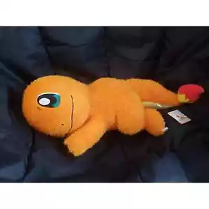 Schlafender Charmander Pokemon Plüschtier Authentic Bandai Banpresto + Gratis Sticker - Bild 1 von 4