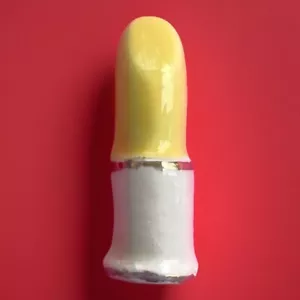 BELLISSIMA SPILLA ROSSETTO ceramica 1,25” vintage giallo - Foto 1 di 3