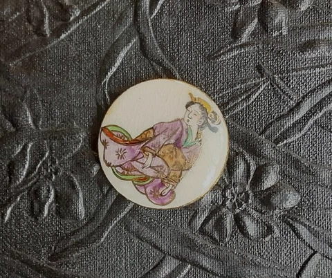 Antique VTG Hand Paint SATSUMA Ceramic Button-Geisha Sitting 1 - 3/16 " Signed Cover