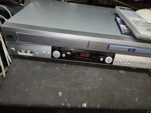 JVC HR-XVC1U DVD VCR Combo Player VHS Recorder 4 Head Hi-Fi With Remote.  - Picture 1 of 8