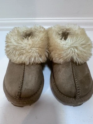Cat & Jack Callie Moccasin Ugg look-a-like Faux Fur Slipper Tan Cream Size 7 - Image 1 of 4