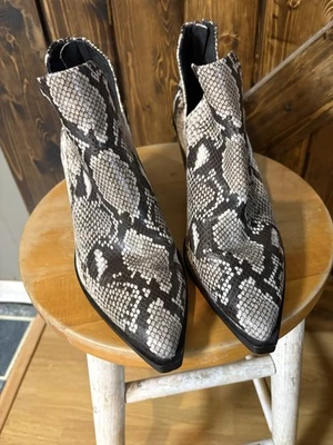 Vince Camuto Gigietta Leather Snake Print Heeled Ankle Boot Size 9 Black/Grey - Image 1 of 4