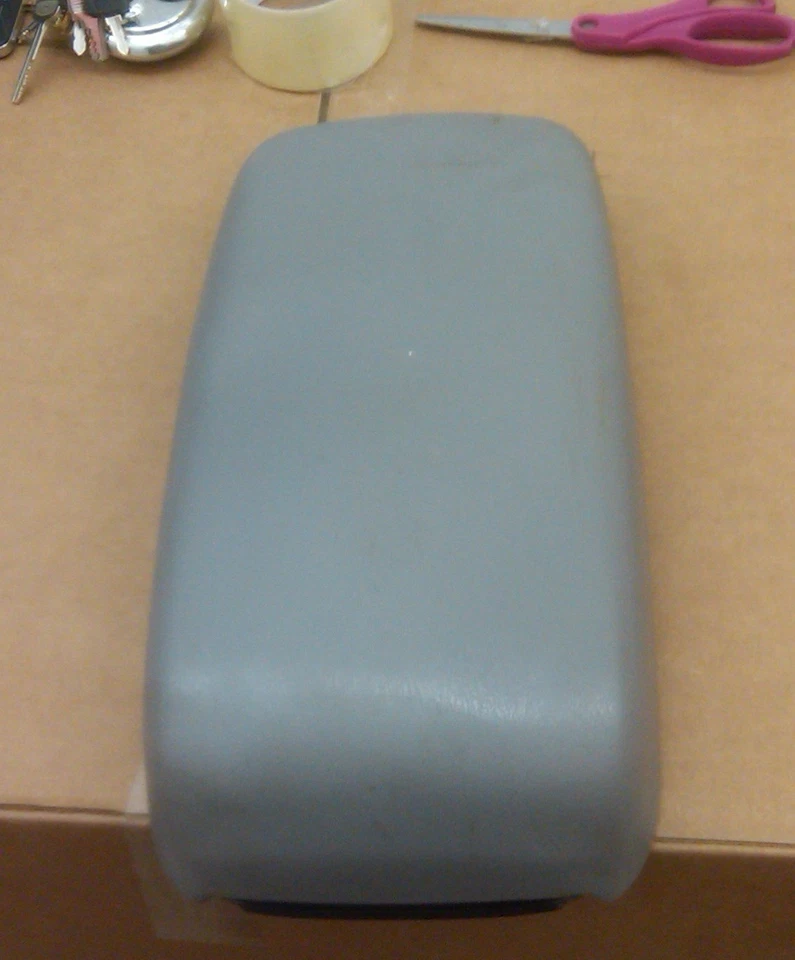 01-05 MERCURY SABLE CENTER CONSOLE ARM RESTER LID - Image 1 of 1