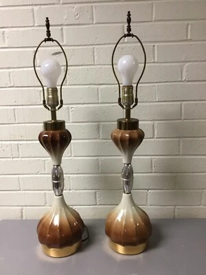 AMAZING PAIR OF MID CENTURY MODERN CERAMIC BROWN CREAM BRASS CHROME LAMPS VTG  Foto 1 de 4