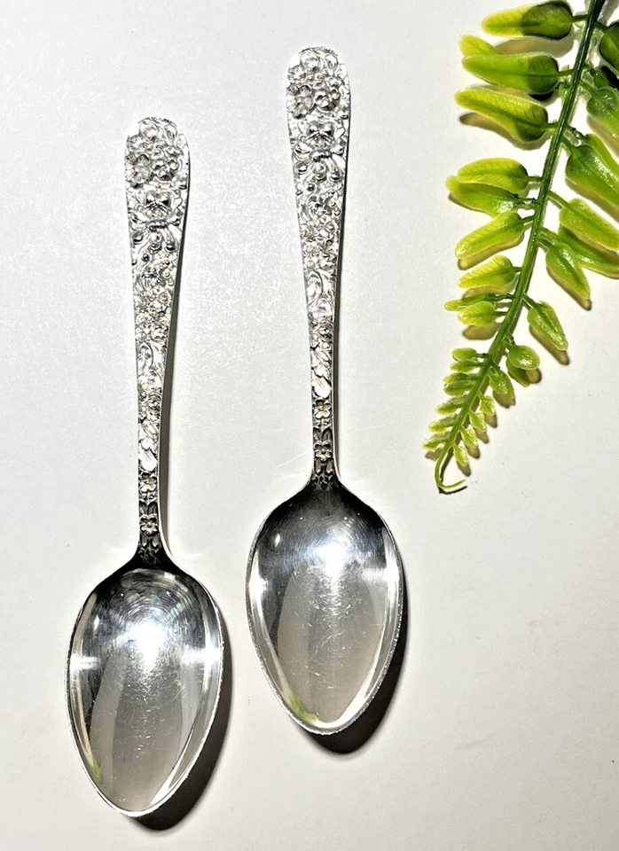 Juego de dos cucharaditas Stieff de plata de ley Repoussé 67 gr. Sin monograma Foto 1 de 4