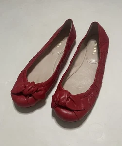 Arco plano de cuero rojo Prada IT 39,5 EE. UU. 9,5 hecho en Italia vintage - Imagen 1 de 12