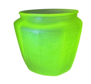 Jarrón vintage de vidrio de uranio verde brillante vaselina satinado en relieve Art Deco - Imagen 1 de 11