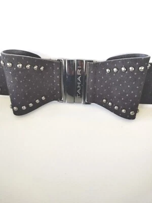 Cinturón para mujer Tahari negro lazo y tachuelas elásticas talla M/L -35” de largo Foto 1 de 4