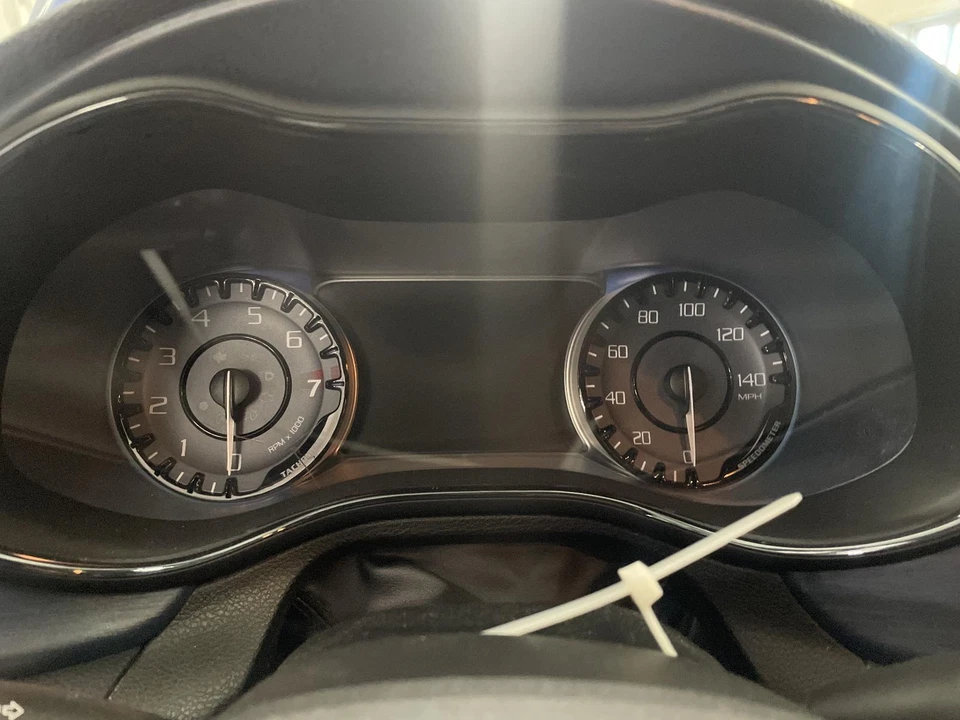 Medidor de velocímetro usado se adapta a: Chrysler 200 Cluster 2015 SDN C 3,6 L 140 MPH 7`` di Foto 1 de 4