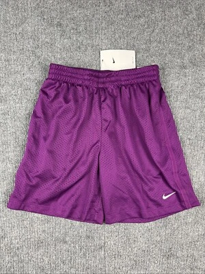 Pantalones cortos morados Nike de ajuste estándar con logotipo liso para niños. Dri-Fit, talla mediana. FN8692-503 Foto 1 de 4