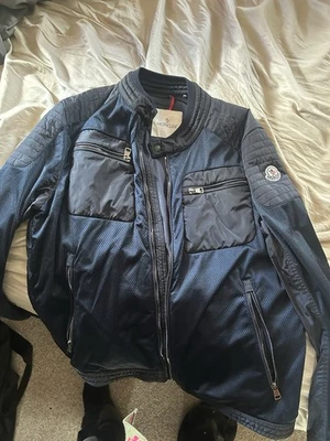 Chaqueta de bombardero para hombre Moncler Fabrice azul marino talla 5 se ajusta como pequeña 100 % auténtica* Foto 1 de 4