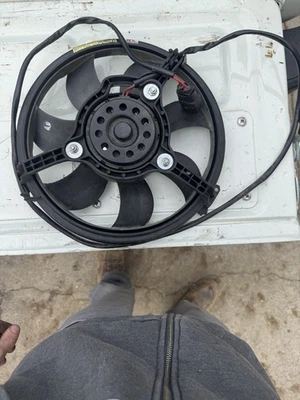 Ventilador eléctrico OEM 2005 Volkswagen Passat BHW TDI para radiador/condensador de aire acondicionado Foto 1 de 4