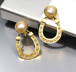 Pendientes vintage Karl Lagerfeld tono dorado imitación perlas herradura puerta - Imagen 1 de 10