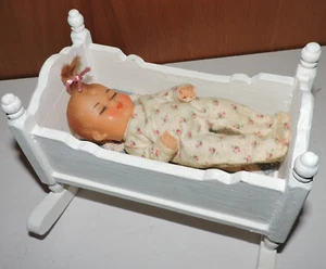 Vintage süßes kleines schlafendes 6" Vinyl EL PAIS Baby in Holzwiege - Mexiko - Bild 1 von 13