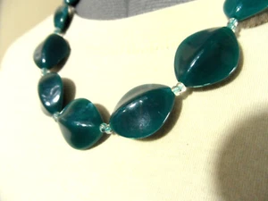 BEADED Necklace Green 3D Diamond shaped Green White Retro look Single strand - Bild 1 von 6