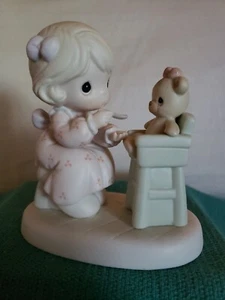 PRECIOUS MOMENTS FIGUR "SHARING" PM942 1994 MÄDCHEN UND TEDDYBÄR NEU IM KARTON PORZELLAN - Bild 1 von 6