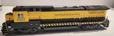 Atlas Master HO Scale DASH-8B Locomotive CSX/NYSW "Patch Job" #5942 - Image 1 of 4