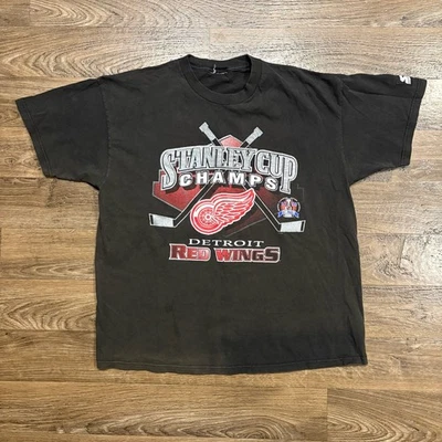 Camiseta Gráfica Vintage 1998 Detroit Red Wings Stanley Cup Champs Starter GG - Imagem 1 de 4