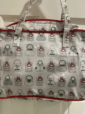 Moschino виниловая сумка для макияжа/туалетных принадлежностей с ручками. Новый, без ярлыков. Застежка на молнии. - Изображение 1 из 4