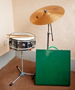 PEARL Snare Drum Schlagzeug & PAISTE Becken Drm. 45 inkl. Ständer und Behältnis - Bild 1 von 8