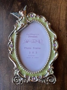 Walt Disney World Resort - Cornice portafoto Campanellino con smalto verde e gemme - 2"x 3" - Foto 1 di 3