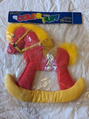 Caballo mecedor acolchado color soplo suave escultura colgante de pared de colección de Wooltex  Foto 1 de 4