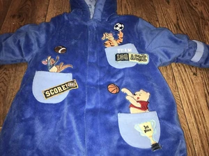 Traje de Nieve de Peluche con Capucha Azul Disney Pooh, Tigger & Roo Sports Talla 3-6 Meses Usado en Excelente Condición - Imagen 1 de 10