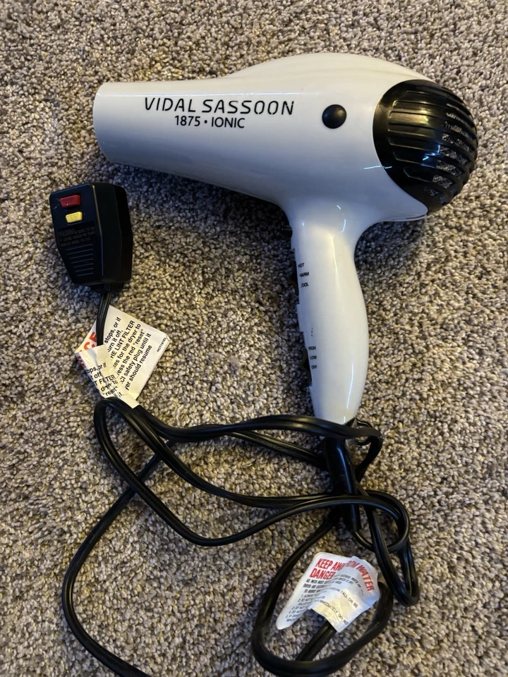 Secador de pelo iónico Vidal Sassoon 1875 blanco/negro Foto 1 de 1