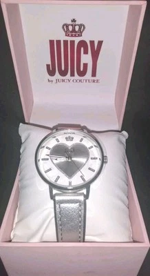 Reloj JUICY COUTURE Cuarzo Corazón Corona Cuero Plateado* Necesita Batería* Nuevo en Caja 🩷 Foto 1 de 4