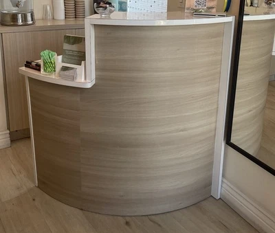 mostrador recepción Foto 1 de 4