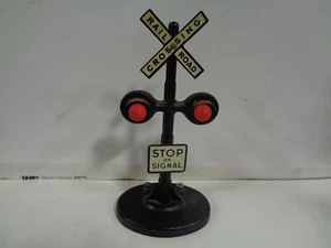VINTAGE MARX ALL METAL O SCALE RAILROAD CROSSING SIGNAL WITH RED LIGHTS TESTED - Picture 1 of 3