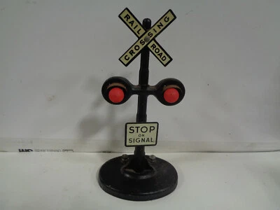 VINTAGE MARX ALL METAL O SCALE RAILROAD CROSSING SIGNAL WITH RED LIGHTS TESTED - Image 1 of 3