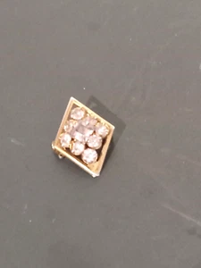 Broche/pin de corbata en forma de diamante diamantes de imitación de lavanda claros años 1950/60 chapado en oro - Imagen 1 de 3