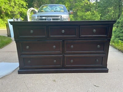 Juego de muebles de dormitorio Ashley Hardwood. ¡Excelente estado! Cajones de cedro/fieltro Foto 1 de 4