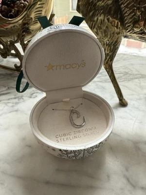 Collar Macy's Plata Esterlina Inicial "C" Circonita cúbica Adorno de Navidad Regalo Foto 1 de 4