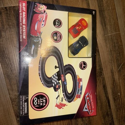 Sistema de carreras de autos tragamonedas Disney Cars Lightning McQueen vs Jackson Storm nuevo en caja difícil de encontrar Foto 1 de 2