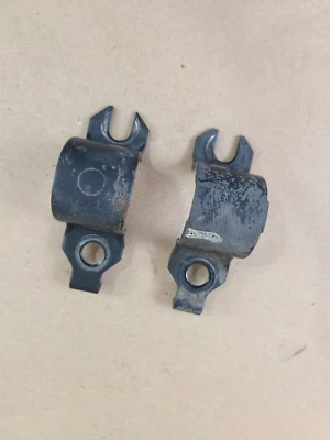 Abrazadera de soporte de montaje de barra estabilizadora trasera izquierda derecha Nissan Frontier 2001-2004 fabricante de equipos originales Foto 1 de 2