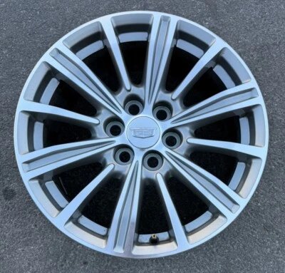 Llanta 17 18 19 CADILLAC XT5 OEM 18X8 ACABADO PLATA Y GRIS 23101924 Foto 1 de 4