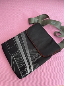 Sac bandoulière tablette iPad jusqu'à 10,2" x 7" ou plus petit intérieur rembourré en daim - Photo 1/3
