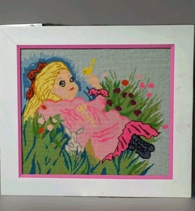 Vintage Handarbeit Nadelspitze Stickerei Mädchen im Blumengarten mit Vogel gerahmte Kunst - Bild 1 von 11