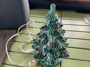 Bombillas redondas pequeñas MCM con base de acebo de árbol de Navidad iluminadas de cerámica vintage - Imagen 1 de 19