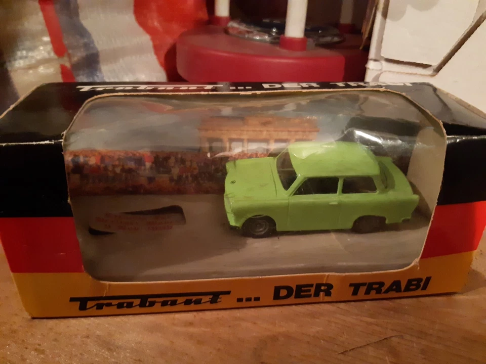 MODELLINO TRABANT AUTO DDR BERLINO EST SCALA 1:43 SCATOLA ORIGINALE COLLEZIONE - Immagine 1 di 4