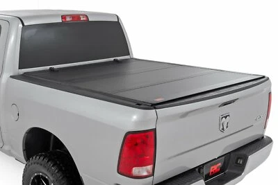Cubierta de cama abatible rígida triple plegable Rough Country 6'4" para Ram 1500 10-18/2500 10-23 Foto 1 de 4
