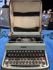 Macchina da scrivere portatile manuale vintage Olivetti Underwood Lettera 32 con custodia Spagna - Foto 1 di 6