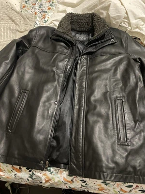 chaqueta de cuero negro hombre Foto 1 de 4